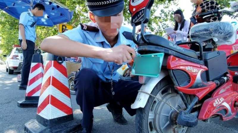 电摩挂电自牌严查落地：扣车+罚款200元+记9分，多重处罚须知